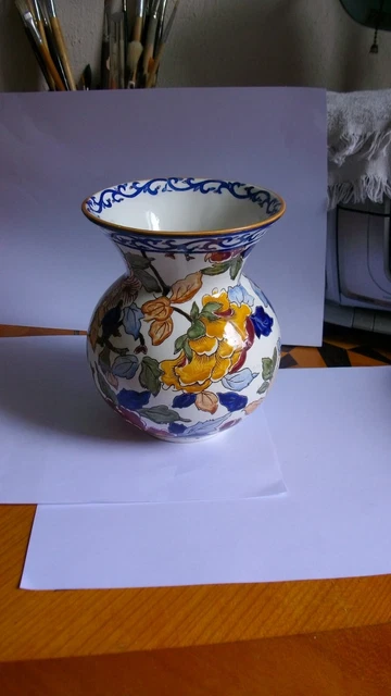 Grand vase sur piédouche en faïence à décor or d'un cerf. Numéroté au