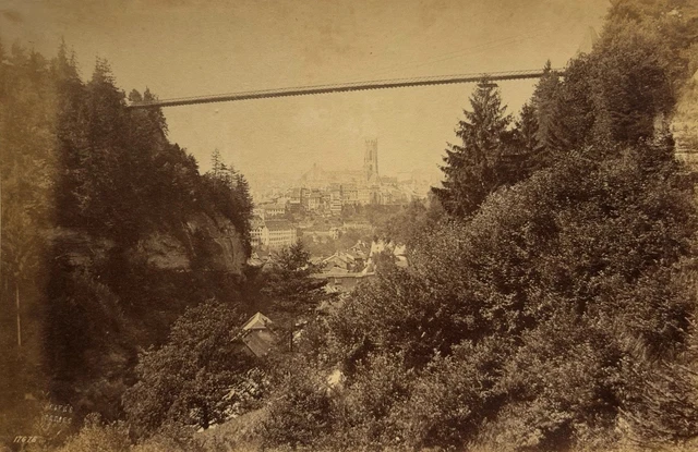 CDV SUSSE, FRBOURG : VUE PLONGEANTE SUR LA VLLE ET LE PONT SUSPENDU