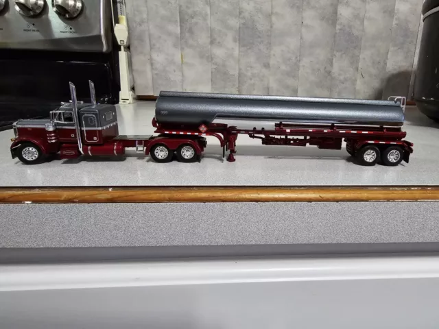 DCP 1/64 VHTF Jetspeed 379 Pete w/Matching Fuel Tanker DCP 32502