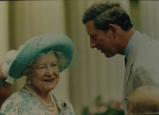 QUEEN MOTHER & PRINCE CHARLES outside Clarence House - Orig. 35mm COLOR Slide