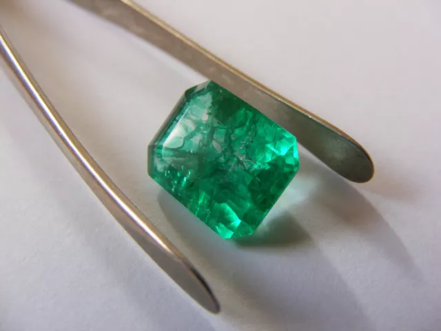 Natürlicher Smaragd   wunderschönes  Grün  ca. 5,70 ct.  inkl. Zertifikat  Top !