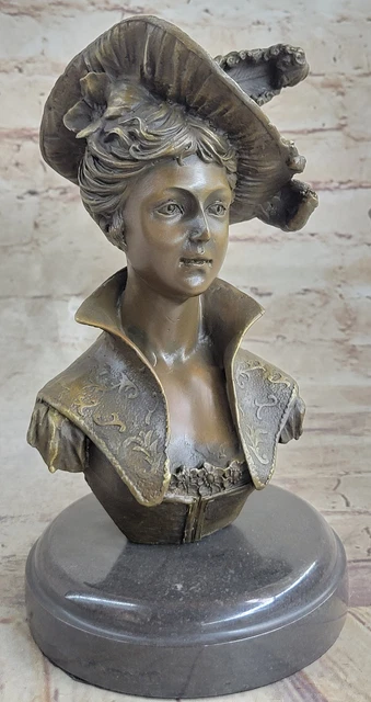 Buste d'une femme main image 1