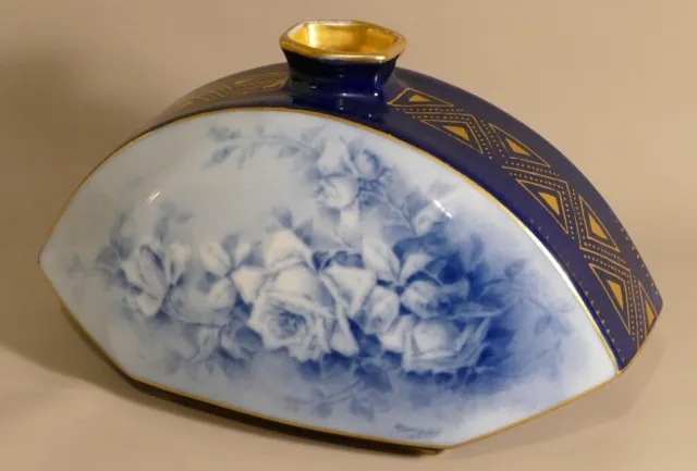 Vase Art Déco Aux Roses Bleu, Porcelaine De Limoges, Marcadet , Vers 1930