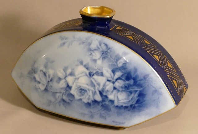Vase Art Déco Aux Roses Bleu, Porcelaine De Limoges, Marcadet , Vers 1930