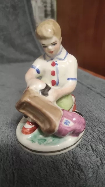 Niño ruso soviético de la URSS con un camión de juguete figura de porcelana...