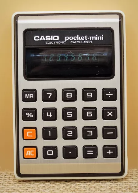 Antigua calculadora Casio Pocket Mini P-812, funcionando, año 1975