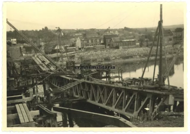 Orig. Foto Pionier Brückenbau an gesprengte Brücke in Frankreich 1940