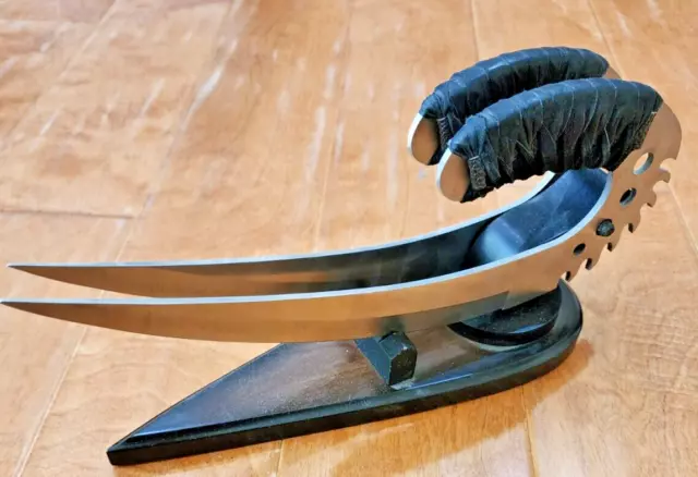 Chronicles of Riddick Claw Saber Knife Inc: Magnetic Display Stand Collectible