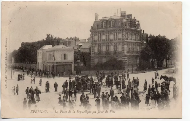 EPERNAY - Marne - CPA 51 - Place de la République un jour de fete