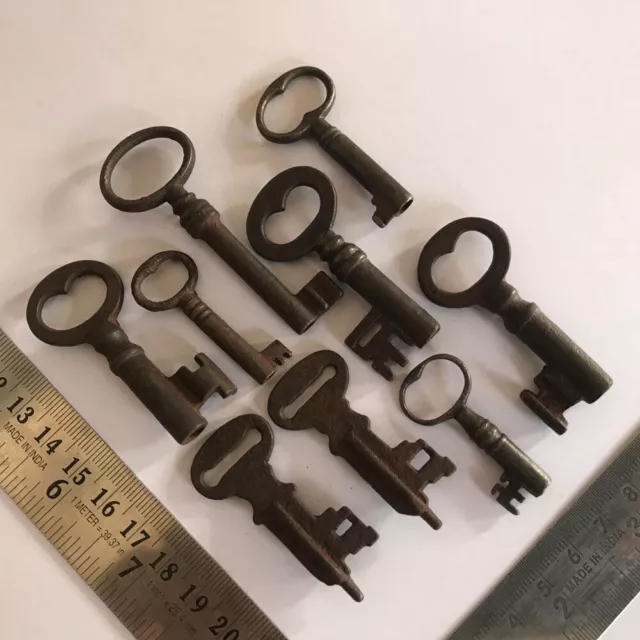 Un grupo de 9 piezas de candado de hierro Llave rústica adornada