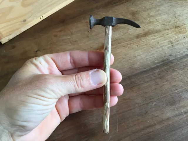 Marteau arrache clou COURBE. Tête 27 lisse. Poids total 745gr