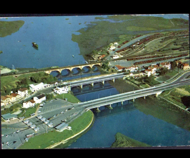 IRUN (ESPAGNE) PONT FERROVIAIRE , GARE & DOUANES FRONTIERE en vue aérienne 1975