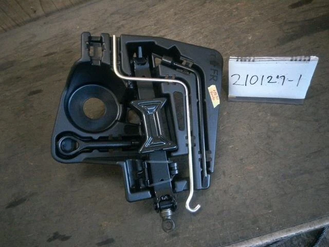 TOYOTA PRIUS 2012 DAA-ZVW30 Kit attrezzi [usato] [PA59713033]