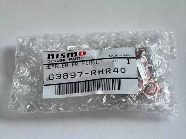 Nissan 63897-RHR40 GT Badge Anteriore ALA SINISTRA SKYLINE R34 NUR V SPEC II Nuovo