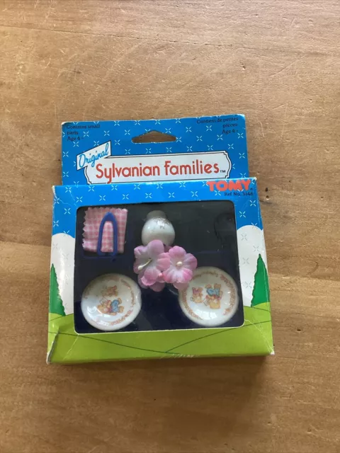 Rare vintage Sylvanian Families ceramic tableware set. Plates, vase and flowers.