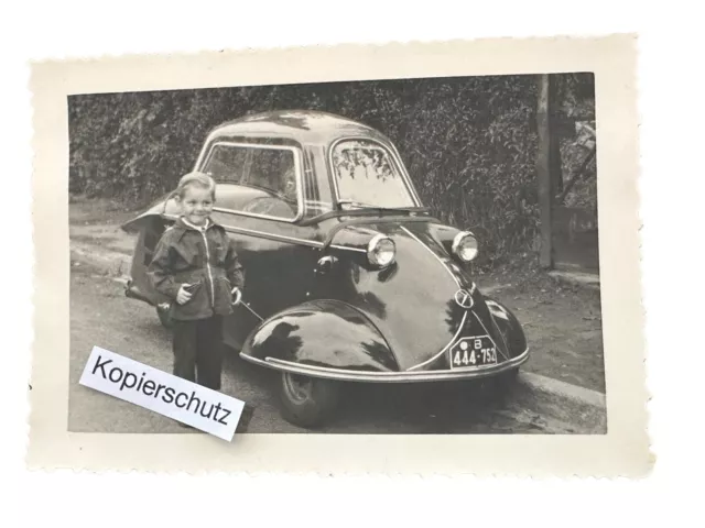 Altes Foto-Kleiner Junge-Auto-Oldtimer-Fahrzeug-Nummernschild