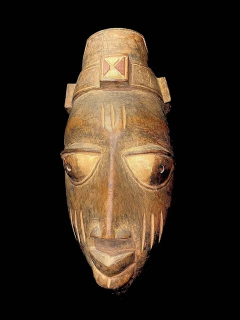 Maschera africana antica intagliata a mano in legno da parete con...