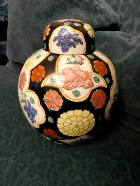 Pot couvert en faience  avec fleurs emailles - Asie Chine potiche vase