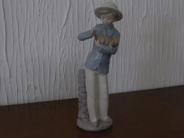 Lladro Daisa Porzellan Figur Junge mit Hund Vitrinen Objekt Handarbeit