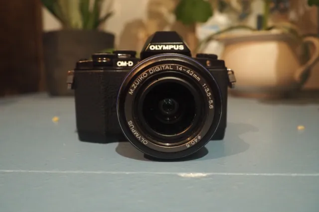 Olympus OM-D E-M10 inc. M.ZUIKO 14-42mm Lens + Camera Bag (READ DESCRIPTION)