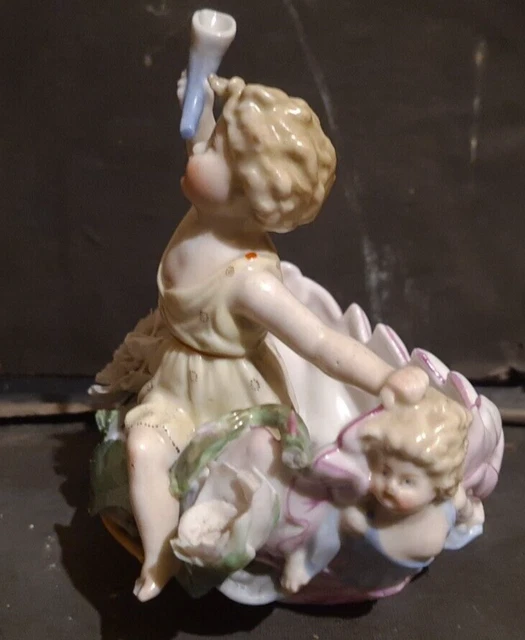 Un groupe en biscuit de porcelaine polychrome 2