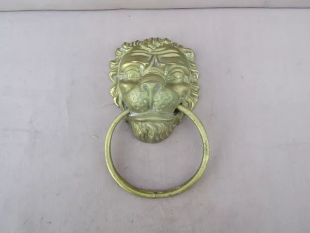 Ancien heurtoir de porte en bronze formant une tête de lion, architecture..