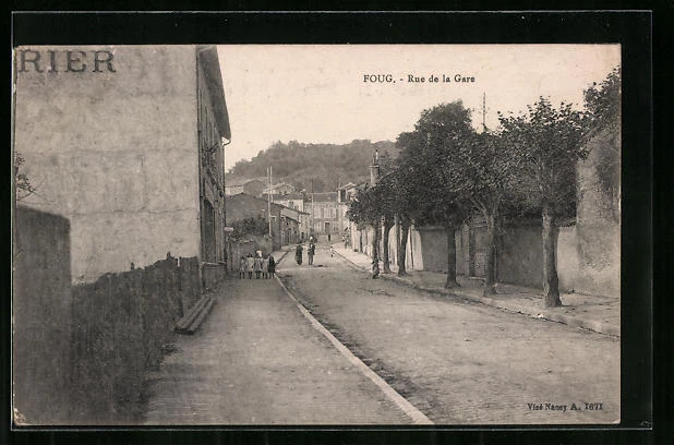 CPA Foug, Rue de la Gare, vue de la rue