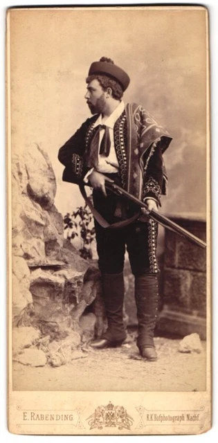 Fotografie E. Rabending, Frankfurt am Main, K. K. Soldat mit Flinte und Decke ü