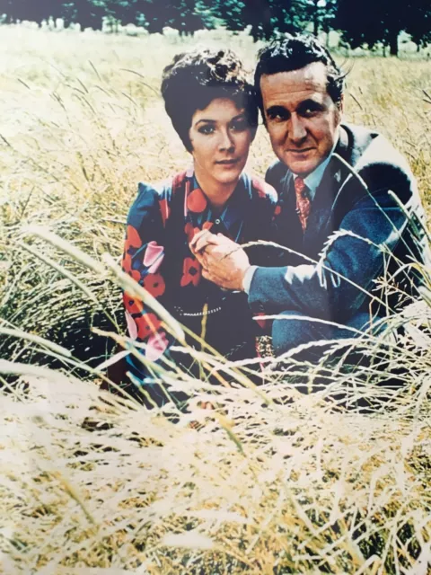 Linda Thorson / Patrick Macnee - The Avengers - Excellent Unsigned Photo