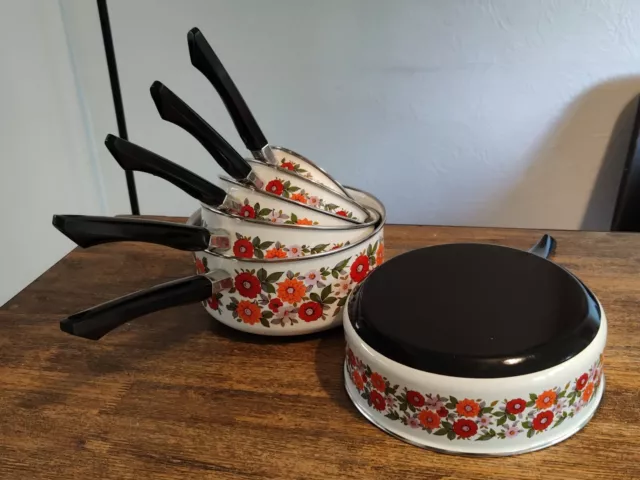 Série de 5 Casseroles tôle émaillées Et 1 Sauteuse Décor Floral Vintage 1970 TBE 2