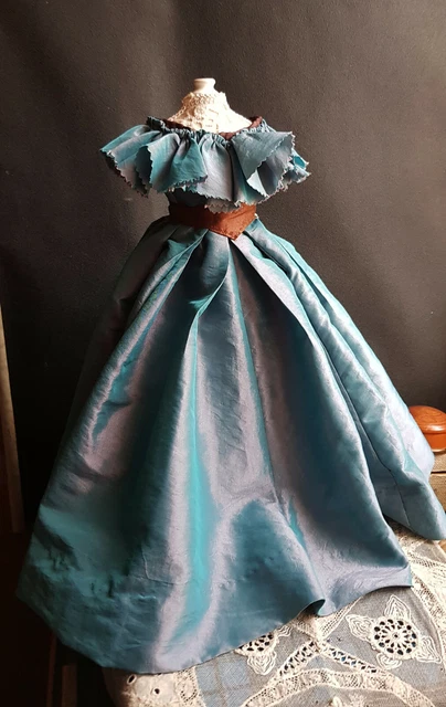 belle robe de bal poupée  ancienne