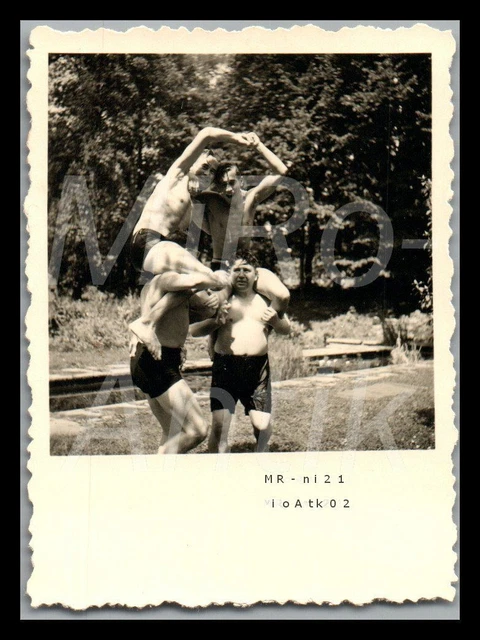 FOTO, WK2, LG.N.RGT. B/N, Brüssel 1943/44, baden im Teich hint.Stabsgeb