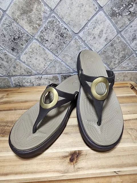 Crocs Sanrah Circle Brown Beige Gold Flat Sandals Slip On sz 7 Flip Flops