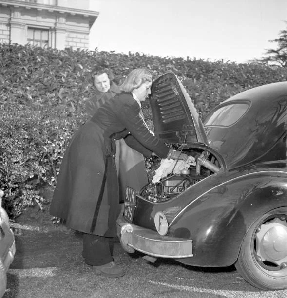 LADIES RALLYE PARIS Saint Raphael 1951 Mrs Boeswillwald stopover i Old