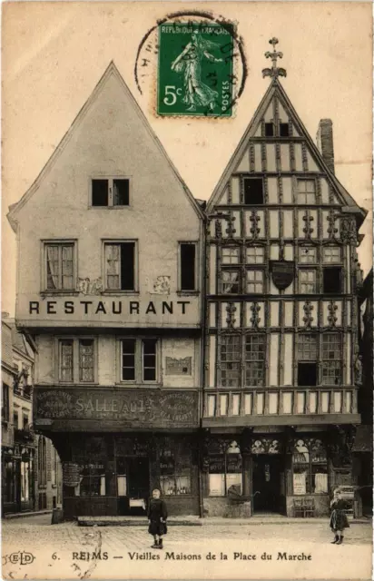 CPA REIMS - Vieilles Maisons de la Place du Marché (109864)
