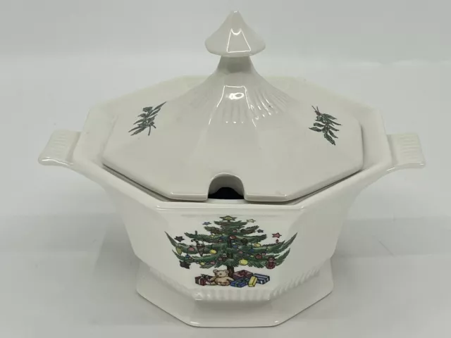 Nikko Holidays Octagon Tureen & Lid, Christmastime Classic Collection Gravy Bowl