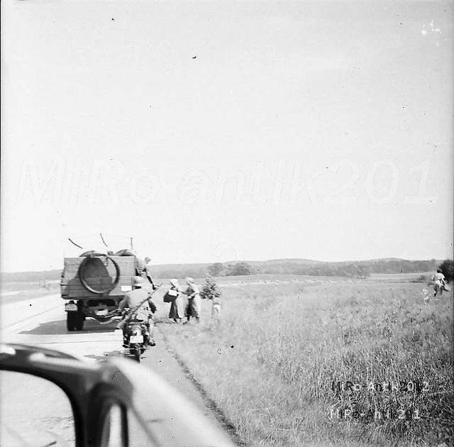FOTONEGATIV, WK2, PI.PZ.BTL.51VORMARSCH, Bäuerinen mit Essen, 1942
