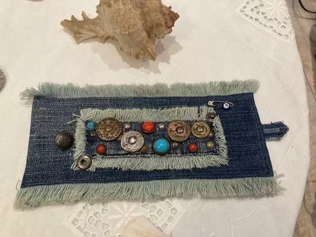 Jeans Armband upcycling Handmade mit Steinen und Nieten UNIKAT originell