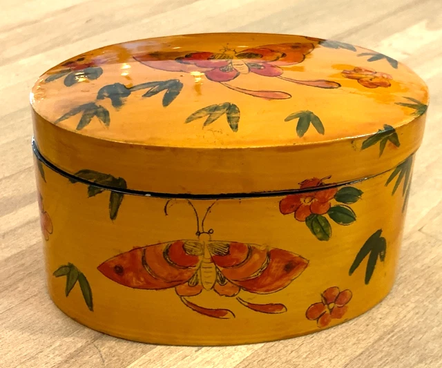 Boite ovale en bois laqué années 70 décor plantes et papillons, Inde (?)
