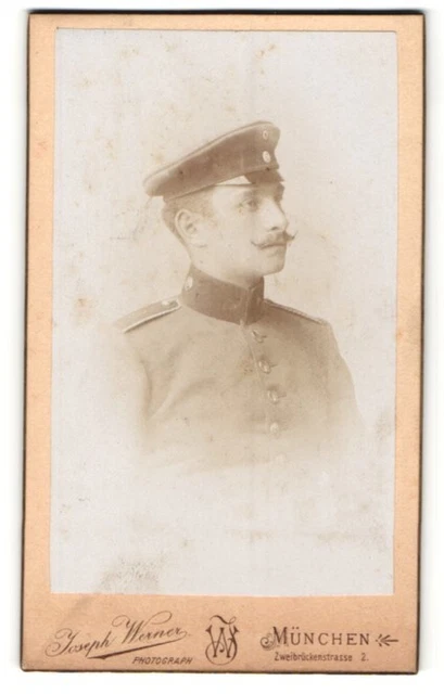 Fotografie Joseph Werner, München, Portrait junger Soldat in Uniform mit Schirm