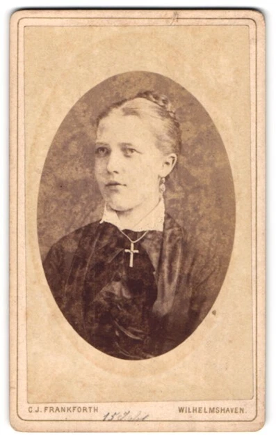Fotografie C. J. Frankforth, Wilhelmshaven, Junge Dame mit Flechtfrisur und Kre