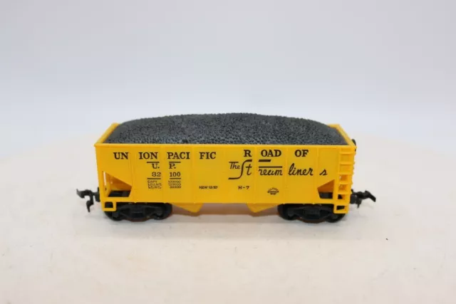HO SCALE Union Pacific U.P. 32100 HOPPER W/ COAL vtg train car