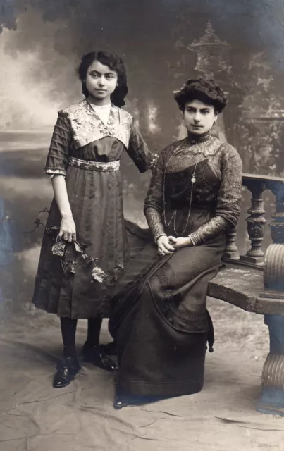 BK266 Carte Photo vintage card RPPC Femme mode fashion décor studio banc assis
