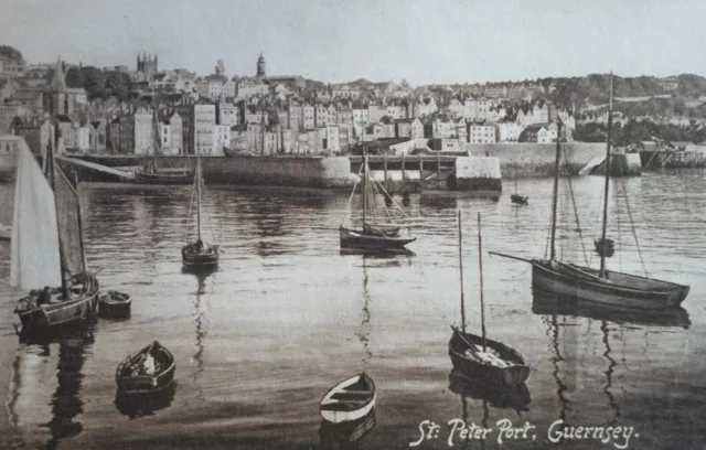 GUERNSEY - St Peter Port  - Boats - Postcard ref G2