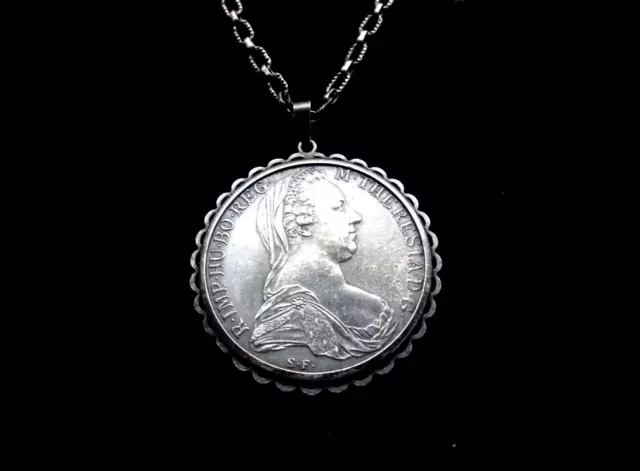 Antikes Medaillon Silbertaler Maria Theresia Taler mit Kette Silber 835 um 1900