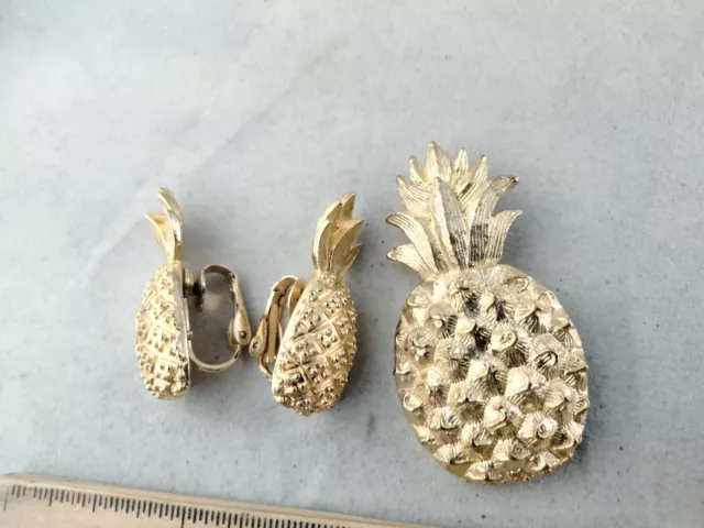 Pineapple Pin Brooch Clip On Earrings Gold Toned Metal Fruit - Costume Jewelry