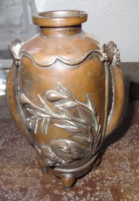 Vase en bronze Japon Meiji period XIXe tripode décor aux oiseaux signé