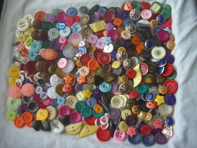 JOB LOT ASSORTED COLOURED & FANCY BLING BUTTONS APPROX 500g  ( Pack A ) FREE P&P