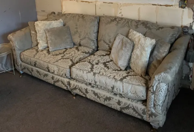 Beautiful 3 piece suite 4 seater and 2 chairs