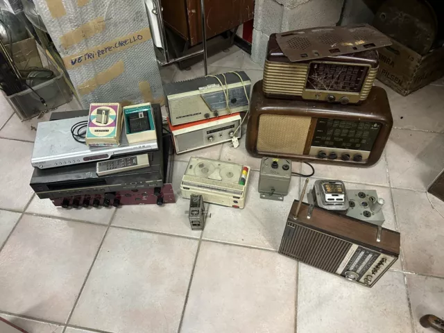 Lotto Di 13 Pezzi Radio Registratori Amplificatori Video Lettori Ecc. Old Radios